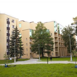 Промышленные стиральные машины для прачечных в отелях и гостиницах. Курорт «Красная Пахра», сеть отелей «AMAKS Hotels & Resorts», Московская область, Красная Пахра. На фото корпус отеля.