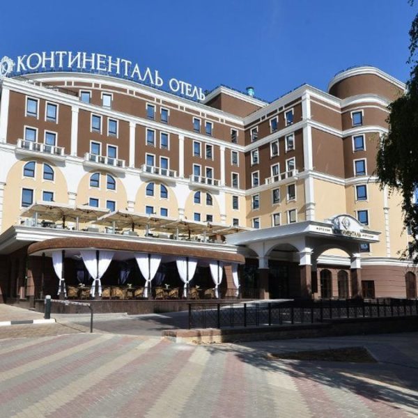Оснащение ресторанного комплекса отеля оборудованием от Profitex. Бизнес-Отель Континенталь, 5*, Белгород. На фото вход в отель.