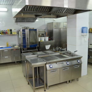 Все виды профессионального оборудования для кухни отеля и гостиницы. Бизнес-Отель Континенталь, 5*, Белгород. На фото кухня ресторана, оснащенная по проекту Profitex.