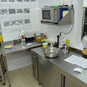 Профессиональное оборудование для заведений HoReCa. Бизнес-Отель Континенталь, 5*, Белгород. На фото весы CAS, нейтральное оборудование HiCold, профессиональная микроволновая печь Sammic.