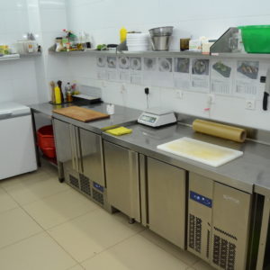 Холодильное оборудование для профессиональной кухни ресторана и бара. Бизнес-Отель Континенталь, 5*, Белгород. На фото холодильное оборудование Infrico, весы CAS.