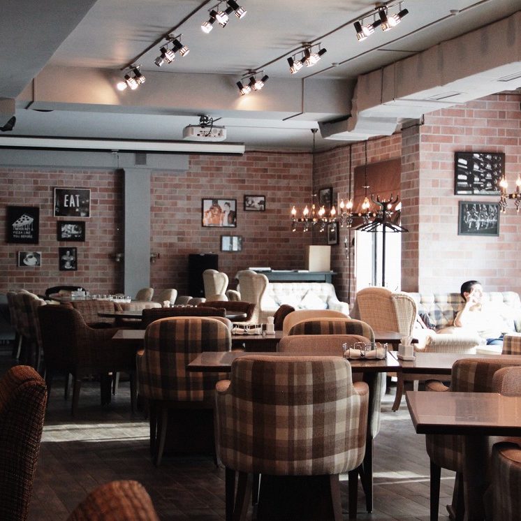 Комплексная поставка профессионального оборудования для ресторана и кафе. Ресторан «Bake`n`Roll», Москва. На фото интерьер зала ресторана.