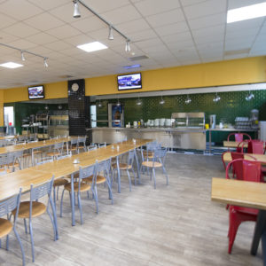 Профессиональное оборудование для столовой, ресторана, кафе. Отель Holiday Inn Сокольники, Москва. На фото линия самообслуживания (раздачи питания).