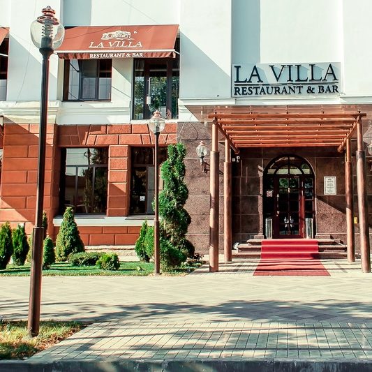Профессиональное оборудование для ресторанов и кафе. Ресторан «LaVilla», Краснодар. На фото вход в ресторан.