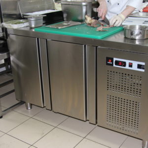 Холодильное оборудование для профессиональной кухни ресторана и бара. Ресторан «LaVilla», Краснодар. На фото охлаждаемый стол Fagor.