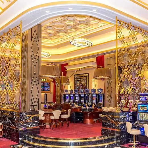 Оборудование для кухни ресторана и бара. Казино «Sochi Casino & Resort», Сочи. На фото зал казино с игровыми автоматами.