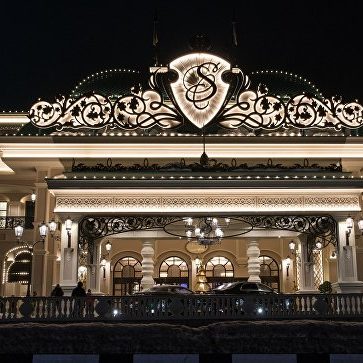Оборудование для профессиональной кухни, бара и ресторана. Казино «Sochi Casino & Resort», Сочи. На фото центральный вход в казино в ночном освещении.