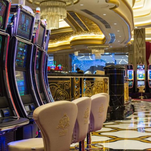 Профессиональное оборудование для кухни, бара и ресторана от Profitex. Казино «Sochi Casino & Resort», Сочи. На фото интерьер игрального зала с игровыми автоматами.