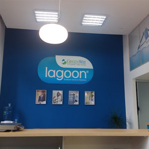 Проект химчистки и аквачистки под ключ от Profitex. Сеть аквачисток «Green Way Lagoon», Киев. На фото зона обслуживания клиентов.