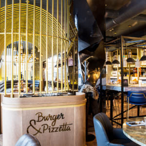 Профессиональное оборудование для кухни от Profitex. Ресторан Burger&Pizzetta, Москва. На фото интерьер зала ресторана.