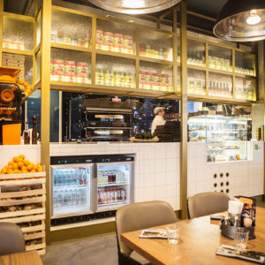 Проект ресторана в торговом центре. Ресторан Burger&Pizzetta, Москва. На фото открытая кухня ресторана.