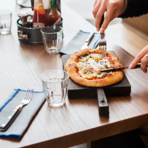 Оборудование для пиццерии по индивидуальному заказу. Ресторан Burger&Pizzetta, Москва. На фото фирменная подача блюд ресторана.