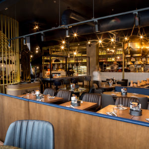 Комплексная поставка оборудования для общепита. Ресторан Burger&Pizzetta, Москва. На фото открытая кухня и бар ресторана.