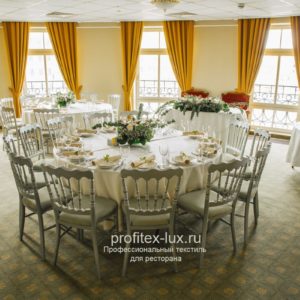 Оформление зала на свадьбу профессиональным текстилем для ресторана от Profitex. Отель Садовое кольцо, Москва. На фото скатерти цвета шампань, круглые, ткацкий рисунок - вензель, салфетки для ресторана цвета беж, квадрат, ткацкий рисунок – гладь, скатерть чехол с юбкой, белая ткацкий рисунок – гладь.