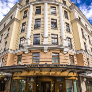 Профессиональный столовый текстиль от Profitex. Отель Садовое кольцо, Москва. На фото центральный вход в отель.