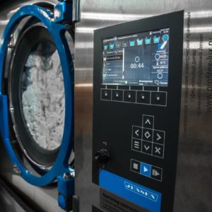 Прачечное оборудование для химчистки и промышленной прачечной. Индустриальная прачечная «X», Москва. На фото высокоскоростная профессиональная стиральная машина Jensen JWE 110/250.