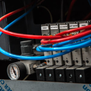 Установка и сервисное обслуживание профессионального прачечного оборудования от Profitex. Индустриальная прачечная «X», Москва. На фото подключения высокоскоростной профессиональной стиральной машины Jensen JWE 110/250.