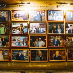 Проект подбора профессионального столового текстиля для ресторана Ермак, Москва. На фото гости ресторана в уютном интерьере старины.