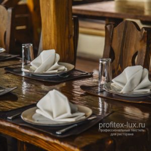 Пошив салфеток для ресторанов любых размеров под заказ. Ресторан Ермак, Москва. На фото салфетки для ресторана, производства Испания, цвет шампань, гладь.