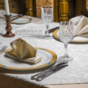 Сервировка с использованием столового текстиля от Profitex. Ресторан Ермак, Москва. На фото скатерть цвета светлый беж, гладь, наперон цвета шампань, узор жаккард и салфетки для ресторана, производства Испания, цвет шампань, гладь.