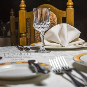 Профессиональный столовый текстиль от Profitex. Ресторан Ермак, Москва. На фото наперон цвета шампань, узор жаккард и салфетки для ресторана, производства Испания, цвет шампань, гладь.