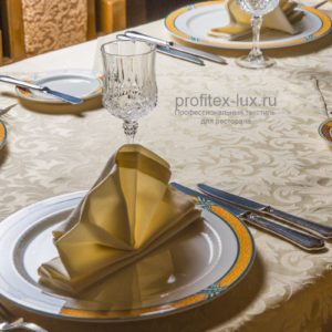 Комплексная поставка профессионального текстиля для ресторана от Profitex. Ресторан Ермак, Москва. На фото скатерть цвета светлый беж, гладь, наперон цвета шампань, узор жаккард и салфетка для ресторана, производства Испания, цвет шампань, гладь.