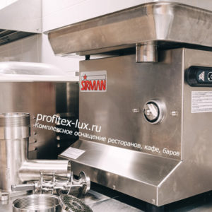 Промышленные мясорубки для заведений общественного питания. Ресторан «Балерина и Бифштекс», Краснодар. На фото мясорубка настольная TC 22 Colorado Trifase Total unger Sirman.