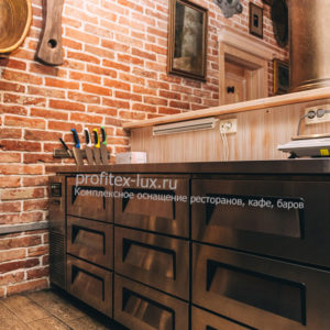 Профессиональное холодильное оборудование для ресторана, бара, кафе. Ресторан «Балерина и Бифштекс», Краснодар. На фото холодильный стол 3 секции по 3 выдвижных ящика Turbo Air KUR18-3D-9.