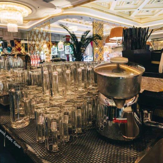 Электромеханическое оборудование для ресторанов и кафе. Казино «Sochi Casino & Resort», Сочи. На фото соковыжималка для цитрусовых Sirman.