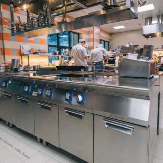 Тепловое оборудование Electrolux Professional для кухни ресторана и кафе. Казино «Sochi Casino & Resort», Сочи. На фото тепловое модульное оборудование Electrolux XP (островная единица).
