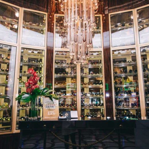 Винные стеллажи и библиотеки в ресторане и баре. Казино «Sochi Casino & Resort», Сочи. На фото винные стеллажи, выполненные по проекту Profitex.