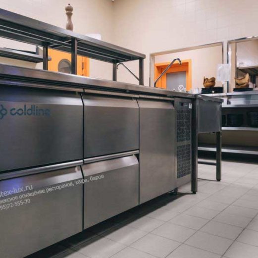 Холодильное оборудование для профессиональной кухни ресторана и бара. Казино «Sochi Casino & Resort», Сочи. На фото холодильный стол 1 дверь и 4 выдвижных ящика Coldline.