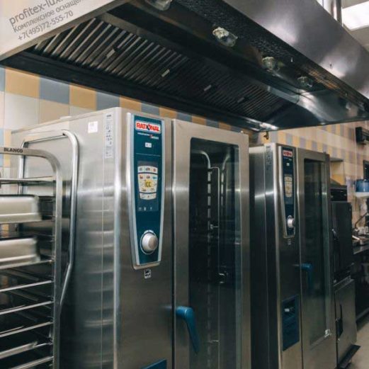 Пароконвекционные печи для профессиональной кухни ресторана, кафе, бара. Казино «Sochi Casino & Resort», Сочи. На фото пароконвекционная печь под тележку на 20 уровней GN 1/1 Rational SCC 201 5 Senses.