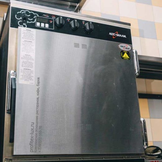 Коптильни и аппараты для копчения продуктов для ресторана, кафе, бара, фастфуда. Казино «Sochi Casino & Resort», Сочи. На фото низкотемпературная печь деликатного приготовления с функцией копчения (холодное и горячее) и томления Alto Shaam 1767-SK.