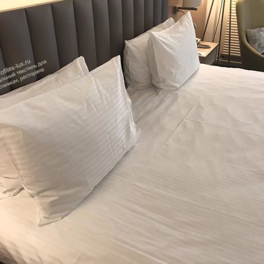 Постельное белье и принадлежности для отеля и гостиницы от Profitex. Отель «Holiday Inn Seligerskaya» 4*, Москва. На фото комплект постельного белья из сатина - наволочки, простыня, пододеяльник.