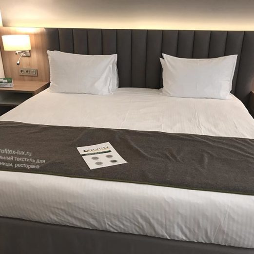 Профессиональный текстиль для гостиниц и отелей от Profitex. Отель «Holiday Inn Seligerskaya» 4*, Москва. На фото комплект постельного белья из сатина - наволочки, простыня, пододеяльник.