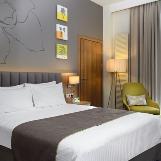 Постельное белье и другой текстиль для гостиниц и отелей от Profitex. Отель «Holiday Inn Seligerskaya» 4*, Москва. На фото номер из номерного фонда отеля.