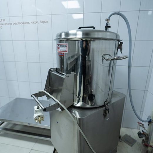 Комплексная поставка кухонного оборудования для ресторана и бара. Отель "Азимут Переславль", Переславль-Залесский. На фото картофелечистка Sirman PPJ 20 SC.