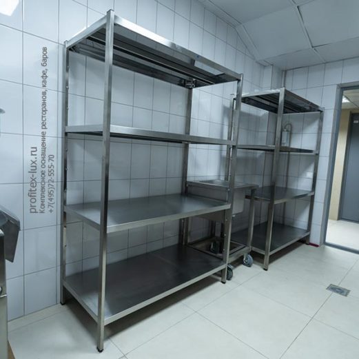 Специализированное кухонное оборудование для отелей и гостиниц. Отель "Азимут Переславль", Переславль-Залесский. На фото стеллажи от Profitex, овощерезка Robot Coupe.