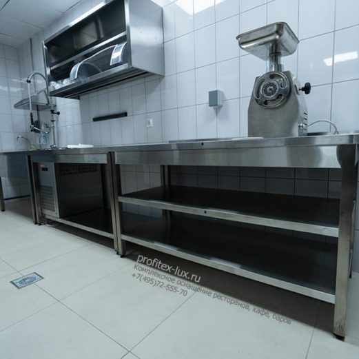Комплексная поставка оборудования для профессиональной кухни ресторана. Отель "Азимут Переславль", Переславль-Залесский. На фото нейтральное оборудование от Profitex, стол открытый с охлаждаемой поверхностью Hicold SO-15/7, мясорубка настольная Fimar 22/RS CE Trifase.