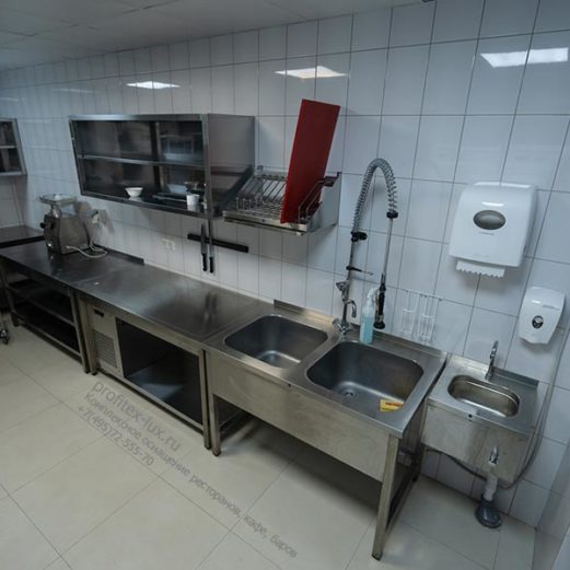 Комплексная поставка оборудования для профессиональной кухни ресторана. Отель "Азимут Переславль", Переславль-Залесский. На фото птице-гольевой цех цокольного этажа с оборудованием CAS, McAlpine, Klarco, Polair, Fimar, Элид, HiCold, EcoVac.