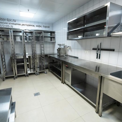 Все виды кухонного оборудования для ресторанов, баров, кафе. Отель "Азимут Переславль", Переславль-Залесский. На фото вакуумупаковочная машина колпакового типа EcoVac Eco 45L Digital, мясорубка настольная Fimar 22/RS CE Trifase, стол открытый с охлаждаемой поверхностью Hicold SO-15/7.
