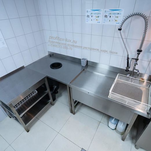 Специализированное кухонное оборудование для HoReCa. Отель "Азимут Переславль", Переславль-Залесский. На фото капотная посудомоечная машина Modular HT 51, нейтральное оборудование от Profitex.