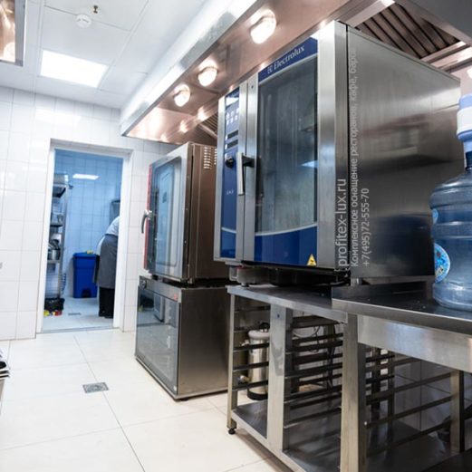Пароконвекционные печи для профессиональной кухни ресторана, кафе, бара. Отель "Азимут Переславль", Переславль-Залесский. На фото пароконвекционная печь на 10 GN1/1 гастроемкостей Electrolux AOS101ECA2.