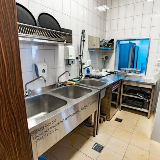 Профессиональное кухонное оборудование для HoReCa. Отель "Азимут Переславль", Переславль-Залесский. На фото нейтральное оборудование от Profitex.