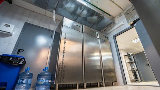 Холодильное и морозильное оборудование для HoReCa. Отель "Азимут Переславль", Переславль-Залесский. На фото шкаф холодильный однодверный однокамерный Modular 702 TNN, шкаф морозильный однодверный однокамерный Modular 702 BT.