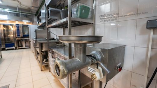 Оснащение кухни кафе, бара и ресторана профессиональным оборудованием от Profitex. Отель "Азимут Переславль", Переславль-Залесский. На фото привод универсальный с двумя скоростями Торгмаш ПМ и насадка - мясорубка для привода Торгмаш ММ.