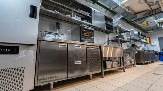 Холодильное и морозильное оборудование для HoReCa. Отель "Азимут Переславль", Переславль-Залесский. На фото аппарат шокового охлаждения/заморозки на 10 уровней Modular AT1 101, холодильный стол с одной дверью и двумя выдвижными ящиками 1/2 Hicold GN 12/TN.