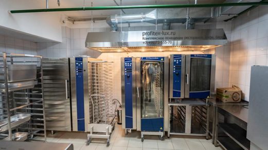 Пароконвектоматы для профессиональных кухонь заведений общественного питания. Отель "Азимут Переславль", Переславль-Залесский. На фото пароконвектомат на 10 GN1/1 гастроёмкостей Electrolux AOS101EBA2, пароконвектомат на 20 GN1/1 гастроёмкостей Electrolux AOS201EBA2, вкатная банкетная тележка в пароконвектомат Electrolux CCAC10, аппарат шокового охлаждения/заморозки на 20 GN1/1 уровней Electrolux AOFPS201CR.
