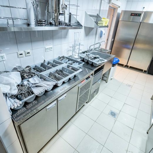Холодильное и морозильное оборудование для HoReCa. Отель "Азимут Переславль", Переславль-Залесский. На фото шкаф холодильный однодверный однокамерный Modular 702 TNN, холодильный стол двухдверный Hicold GN 11/TN O.